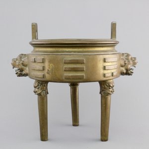 A Chinese bronze tripod incense burner with trigrams, 18/19th C. — photo 3