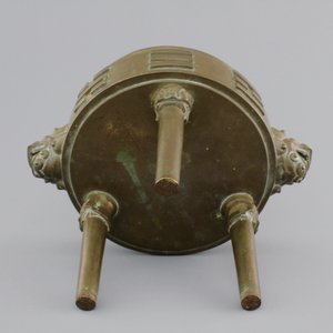 A Chinese bronze tripod incense burner with trigrams, 18/19th C. — photo 7