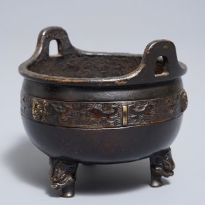 A Chinese bronze tripod incense burner, Xuande mark, 19th C. — 照片 3