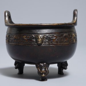 A Chinese bronze tripod incense burner, Xuande mark, 19th C. — 照片 4