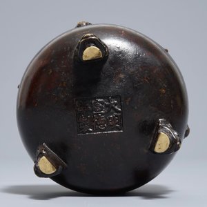 A Chinese bronze tripod incense burner, Xuande mark, 19th C. — 照片 6
