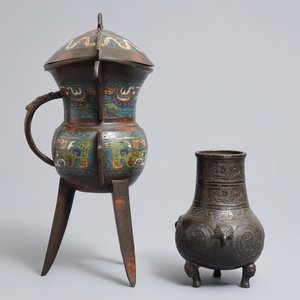 A Chinese bronze tripod vase and a cloisonné ritual wine cup, jue, 18/19th C. — photo 2