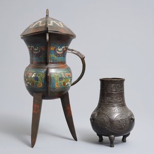 A Chinese bronze tripod vase and a cloisonné ritual wine cup, jue, 18/19th C. — photo 4