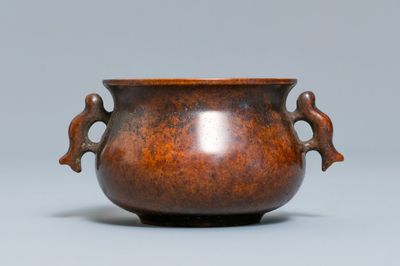 A Chinese bronze two-handled censer, 19/20th C.