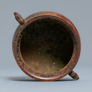 A Chinese bronze two-handled censer, 19/20th C. — photo 5