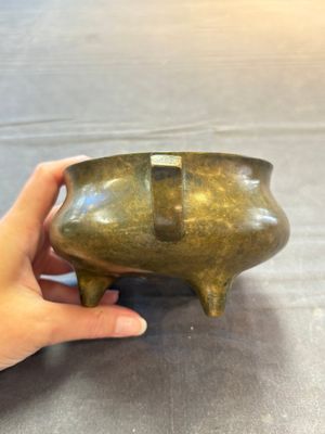 A Chinese bronze two-handled tripod censer, 19th C. — foto 2