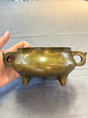 A Chinese bronze two-handled tripod censer, 19th C. — foto 3