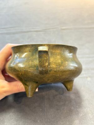 A Chinese bronze two-handled tripod censer, 19th C. — foto 4
