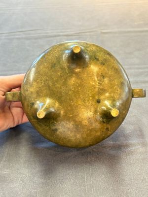 A Chinese bronze two-handled tripod censer, 19th C. — foto 6