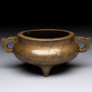 A Chinese bronze two-handled tripod censer, 19th C. — foto 1