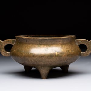A Chinese bronze two-handled tripod censer, 19th C. — foto 2