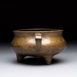 A Chinese bronze two-handled tripod censer, 19th C. — foto 3