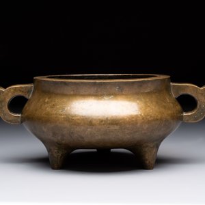 A Chinese bronze two-handled tripod censer, 19th C. — foto 4