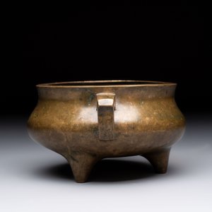 A Chinese bronze two-handled tripod censer, 19th C. — foto 5