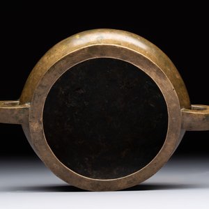 A Chinese bronze two-handled tripod censer, 19th C. — foto 6