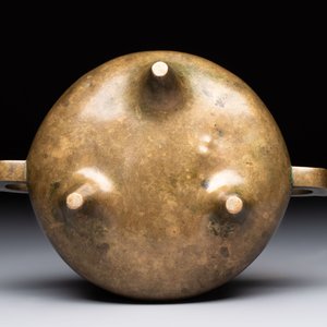 A Chinese bronze two-handled tripod censer, 19th C. — foto 7