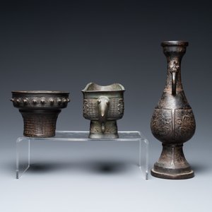 A Chinese bronze vase, a ewer and a censer, Ming/Qing — 照片 3