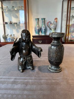 A Chinese bronze vase and a Taoist figure-shaped incense burner, Ming — foto 1