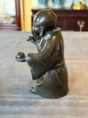 A Chinese bronze vase and a Taoist figure-shaped incense burner, Ming — foto 11