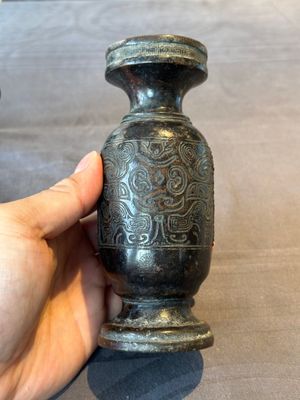 A Chinese bronze vase and a Taoist figure-shaped incense burner, Ming — foto 2