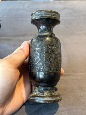 A Chinese bronze vase and a Taoist figure-shaped incense burner, Ming — foto 3