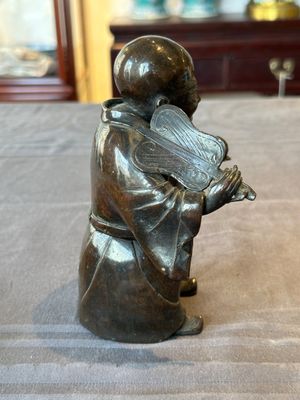 A Chinese bronze vase and a Taoist figure-shaped incense burner, Ming — foto 9