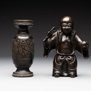 A Chinese bronze vase and a Taoist figure-shaped incense burner, Ming — foto 1
