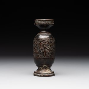 A Chinese bronze vase and a Taoist figure-shaped incense burner, Ming — foto 13
