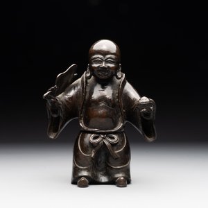 A Chinese bronze vase and a Taoist figure-shaped incense burner, Ming — foto 3