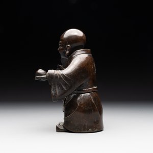 A Chinese bronze vase and a Taoist figure-shaped incense burner, Ming — foto 4