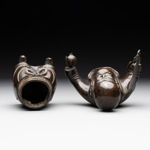 A Chinese bronze vase and a Taoist figure-shaped incense burner, Ming — foto 7
