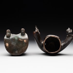 A Chinese bronze vase and a Taoist figure-shaped incense burner, Ming — foto 8