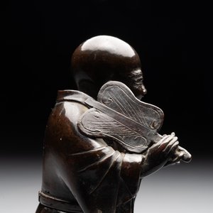 A Chinese bronze vase and a Taoist figure-shaped incense burner, Ming — foto 10