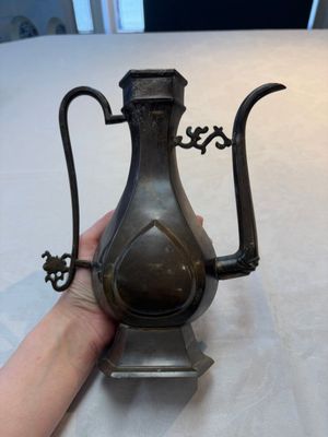 A Chinese bronze vase and ewer, and a Japanese vase, 18/19th C. — foto 13