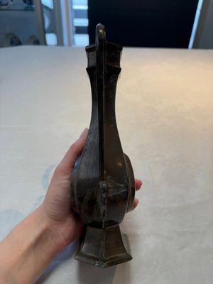 A Chinese bronze vase and ewer, and a Japanese vase, 18/19th C. — foto 16