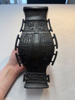 A Chinese bronze vase and ewer, and a Japanese vase, 18/19th C. — foto 2