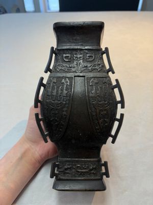A Chinese bronze vase and ewer, and a Japanese vase, 18/19th C. — foto 3