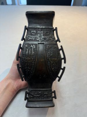 A Chinese bronze vase and ewer, and a Japanese vase, 18/19th C. — foto 4