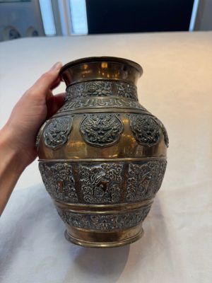 A Chinese bronze vase and ewer, and a Japanese vase, 18/19th C. — foto 7