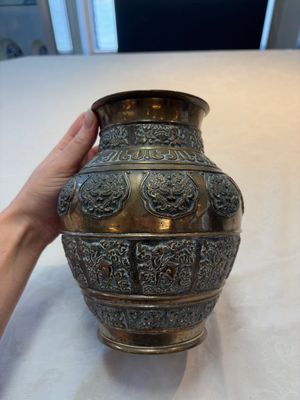 A Chinese bronze vase and ewer, and a Japanese vase, 18/19th C. — foto 8