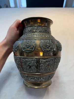 A Chinese bronze vase and ewer, and a Japanese vase, 18/19th C. — foto 9