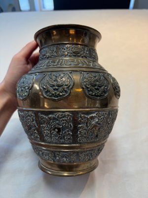 A Chinese bronze vase and ewer, and a Japanese vase, 18/19th C. — foto 10