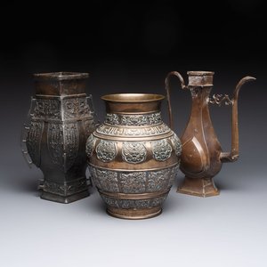 A Chinese bronze vase and ewer, and a Japanese vase, 18/19th C. — foto 1