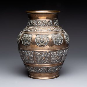 A Chinese bronze vase and ewer, and a Japanese vase, 18/19th C. — foto 11