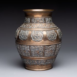 A Chinese bronze vase and ewer, and a Japanese vase, 18/19th C. — foto 12