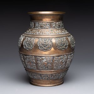 A Chinese bronze vase and ewer, and a Japanese vase, 18/19th C. — foto 13