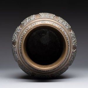 A Chinese bronze vase and ewer, and a Japanese vase, 18/19th C. — foto 14