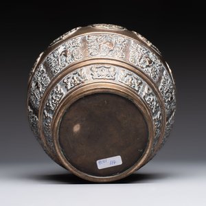 A Chinese bronze vase and ewer, and a Japanese vase, 18/19th C. — foto 15