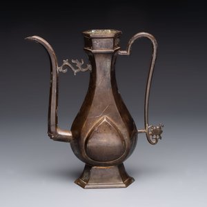 A Chinese bronze vase and ewer, and a Japanese vase, 18/19th C. — foto 16