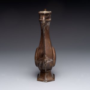 A Chinese bronze vase and ewer, and a Japanese vase, 18/19th C. — foto 17